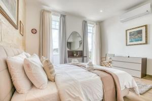 Una cama o camas en una habitación de Exclusive Seafront Townhouse Central Sliema, Valletta Sea view