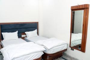 Postel nebo postele na pokoji v ubytování Hotel Gush At New Delhi Railway Station
