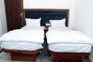 Postel nebo postele na pokoji v ubytování Hotel Gush At New Delhi Railway Station