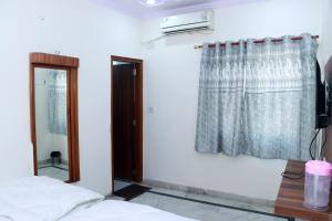 Postel nebo postele na pokoji v ubytování Hotel Gush At New Delhi Railway Station