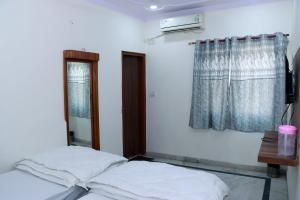 Postel nebo postele na pokoji v ubytování Hotel Gush At New Delhi Railway Station