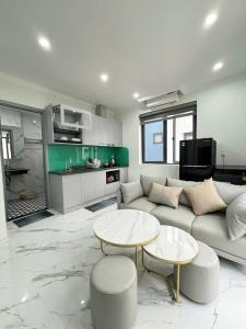 ハイフォンにあるVND Apartments-Vinhomes Marina Hai Phongのソファとテーブルのあるリビングルーム