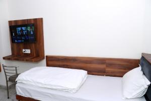 TV a/nebo společenská místnost v ubytování Hotel Gush At New Delhi Railway Station