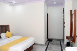 Postel nebo postele na pokoji v ubytování Hotel Gush At New Delhi Railway Station