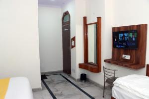 TV a/nebo společenská místnost v ubytování Hotel Gush At New Delhi Railway Station