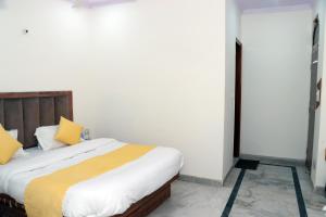 Postel nebo postele na pokoji v ubytování Hotel Gush At New Delhi Railway Station
