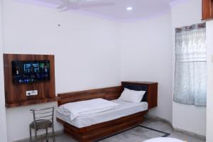 Postel nebo postele na pokoji v ubytování Hotel Gush At New Delhi Railway Station