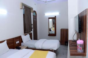 Postel nebo postele na pokoji v ubytování Hotel Gush At New Delhi Railway Station