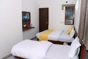 Postel nebo postele na pokoji v ubytování Hotel Gush At New Delhi Railway Station