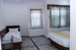 Postel nebo postele na pokoji v ubytování Hotel Gush At New Delhi Railway Station