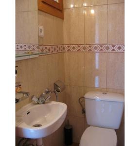 un bagno con un water bianco e un lavandino di Tranquila casa de vacaciones con terraza R139 by Novadesta a Gran Alacant