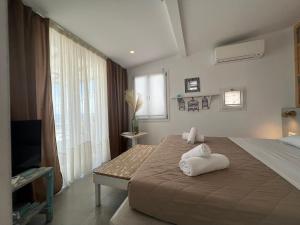 Postel nebo postele na pokoji v ubytování Mykonos Seaview Nests - Tourlos Getaways