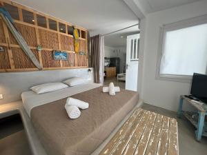 Postel nebo postele na pokoji v ubytování Mykonos Seaview Nests - Tourlos Getaways