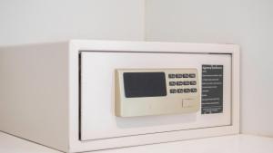 a microwave oven sitting on top of a counter at Pas Cher Hotel de Bangkok in Bangkok