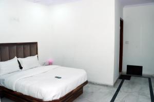 Postel nebo postele na pokoji v ubytování Hotel Gush At New Delhi Railway Station