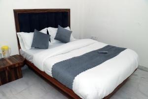 Postel nebo postele na pokoji v ubytování Hotel Gush At New Delhi Railway Station