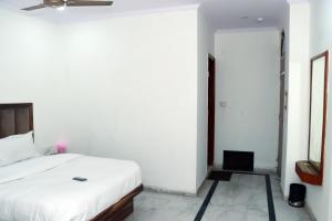 Postel nebo postele na pokoji v ubytování Hotel Gush At New Delhi Railway Station