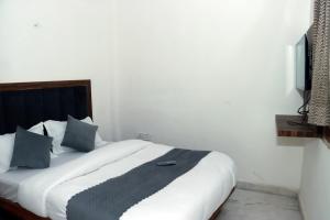 Postel nebo postele na pokoji v ubytování Hotel Gush At New Delhi Railway Station