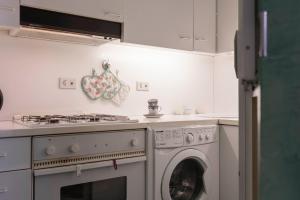 una cocina con estufa y lavadora en Ponte Vecchio Living, en Florencia 10 fotos más