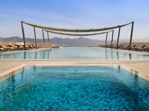 Bazén v ubytování Mövenpick Hotel & Apartments Ghala Muscat nebo v jeho okolí