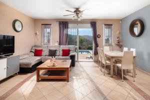 Canillas de AceitunoにあるVilla Marylouのソファとテーブルのあるリビングルーム