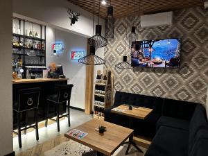 TV a/nebo společenská místnost v ubytování WRZOS resort & wellness **** DOMKI CAŁOROCZNE