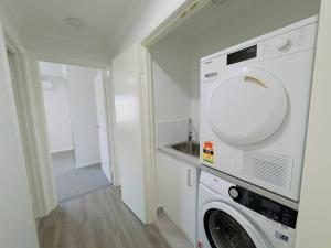 WilliamstownNew Unit On Oswald的洗衣房配有洗衣机和水槽