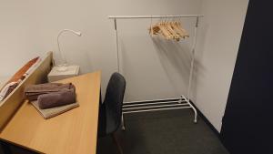 a room with a table with a chair and a closet at Bed&Bike Gästezimmer direkt am Werratalradweg in Eschwege in Eschwege