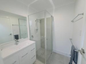 WilliamstownNew Unit On Oswald的带淋浴、水槽和镜子的浴室 更多4张照片