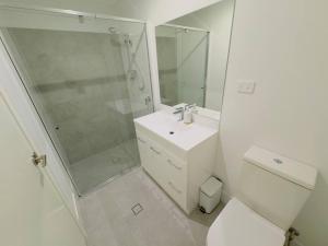 WilliamstownNew Unit On Oswald的带淋浴和卫生间的白色浴室