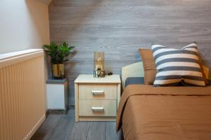 1 dormitorio con 1 cama y mesita de noche con mesita de noche en ☆ Rustic Comfort House ☆, en Miercurea-Ciuc