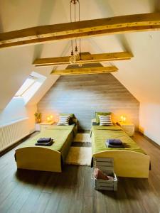 2 camas en una habitación con altillo en ☆ Rustic Comfort House ☆, en Miercurea-Ciuc