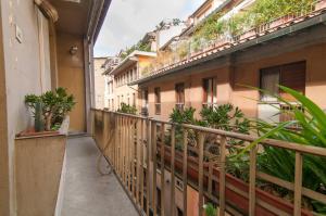 un balcón vacío de un edificio con plantas en Ponte Vecchio Living, en Florencia