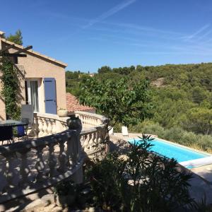 カヴァイヨンにあるpretty gite with pool in cavaillon, beautiful view on the luberon mountains, 4 people.のバルコニー付きの家(スイミングプール付)