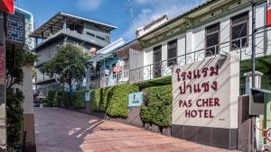 a sign on the side of a building with a hotel at Pas Cher Hotel de Bangkok in Bangkok