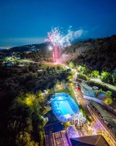 - une vue sur la piscine la nuit dans l'établissement Gocce Di Capri Resort, à Massa Lubrense