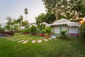 RiverView Tent Resort外面的花园
