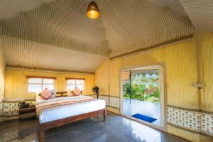 RiverView Tent Resort客房内的一张或多张床位