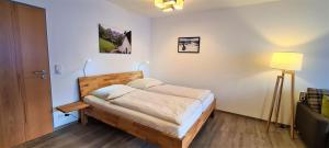 Postel nebo postele na pokoji v ubytování Montana Haus, Fewo A14, A17, B4 oder C8
