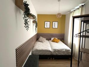 a small bedroom with a bed in the corner at BE-0 - Joli 2 pièces pour 1-2 pers au RDC au centre de Mulhouse in Mulhouse