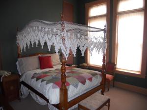Säng eller sängar i ett rum på LandMark Inn at the Historic Bank of Oberlin