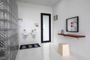 un bagno con due lavandini e uno specchio di Tonglu HECHU Laf a Shanyinling