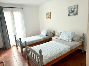 Ένα ή περισσότερα κρεβάτια σε δωμάτιο στο Evamar House 3 Bedrooms Private Garden and Swimming Pool +26 φωτογραφίες