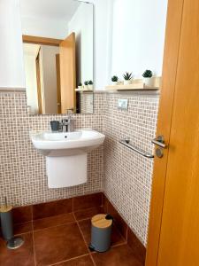 Ένα μπάνιο στο Evamar House 3 Bedrooms Private Garden and Swimming Pool