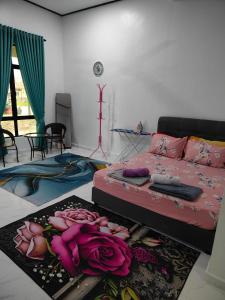 瓜拉丁加奴MAA Roomstay B的卧室配有一张玫瑰床,位于地板上