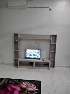 瓜拉丁加奴MAA Roomstay B的客厅里有一台平板电视和娱乐中心