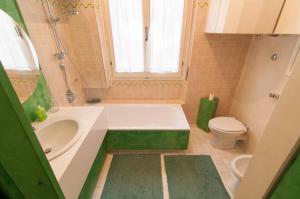 Un baño con bañera y WC. en Ponte Vecchio Living, en Florencia