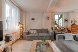 ein Wohnzimmer mit Couch und Tisch in der Unterkunft Maison jacuzzi-sauna Station 7 Laux in Theys