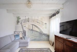 a living room with a wall mural of a bridge at Maison sul Pozzo, Venicevillas in Venice