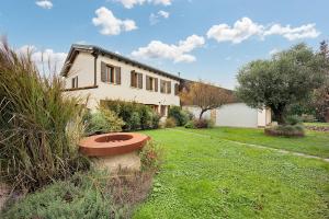 a house with a bird bath in the yard at Maison sul Pozzo, Venicevillas in Venice